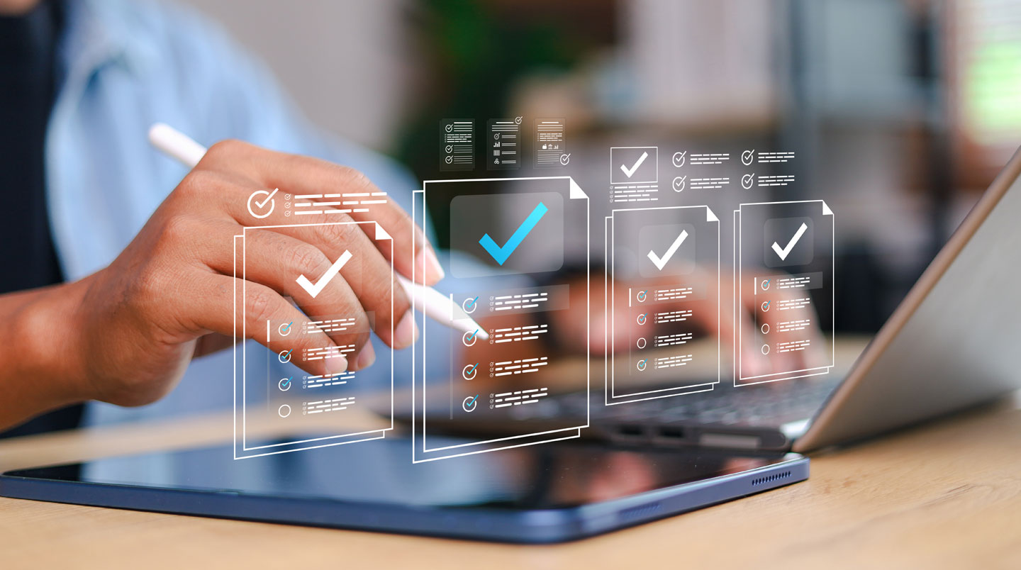 Gros plan sur les aiguilles d'une horloge murale contemporaine avec fond flou lumineux