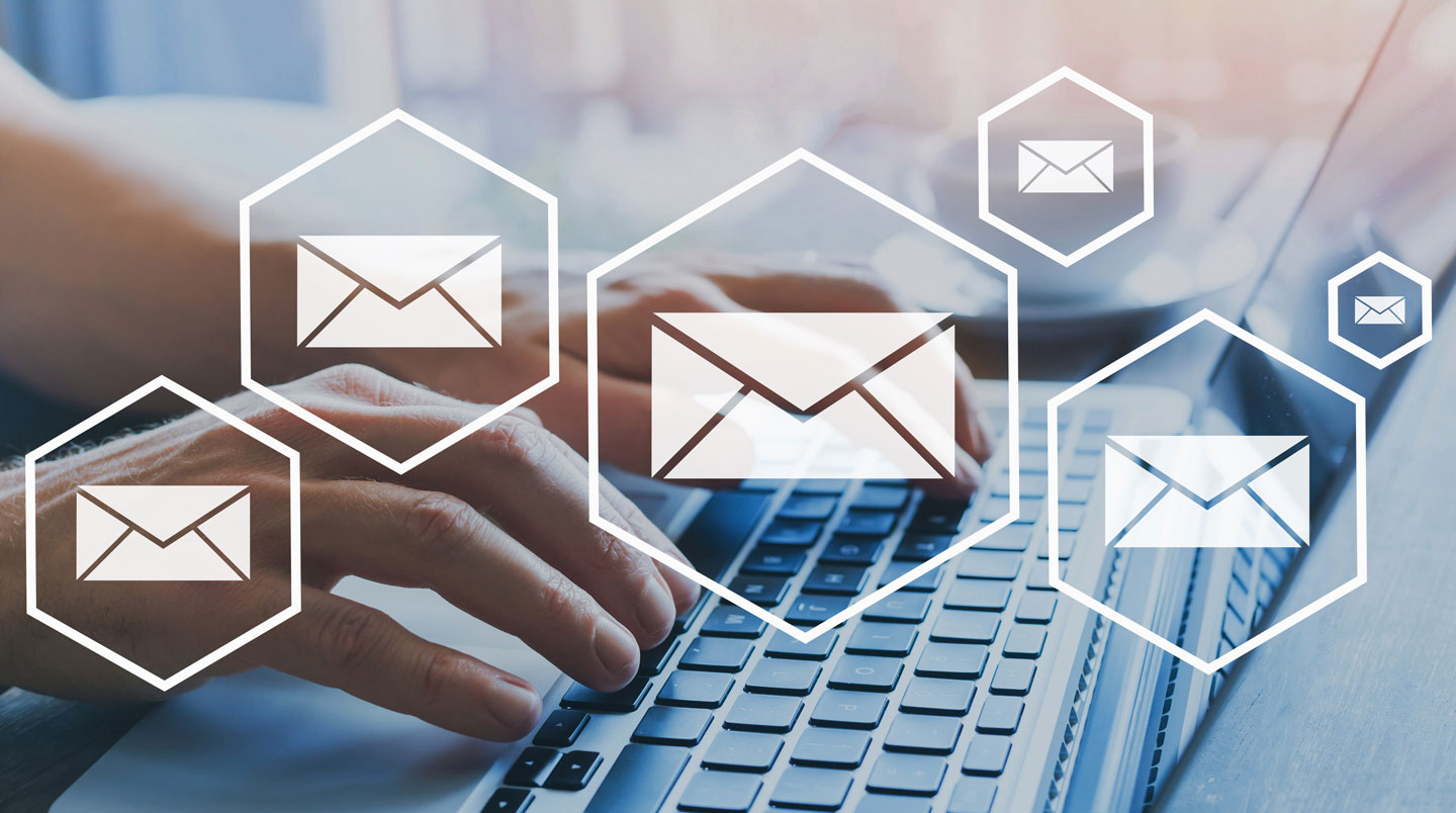 Vue d'ensemble d'un bureau contemporain bien rangé avec ordinateur portable éteint et lumière naturelle abondante