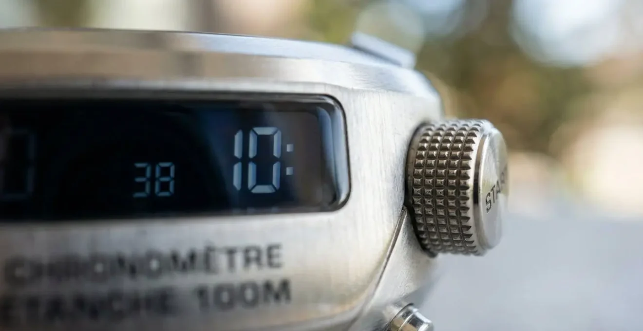 Gros plan macro sur un détail de chronomètre numérique avec arrière-plan flouté et effet bokeh